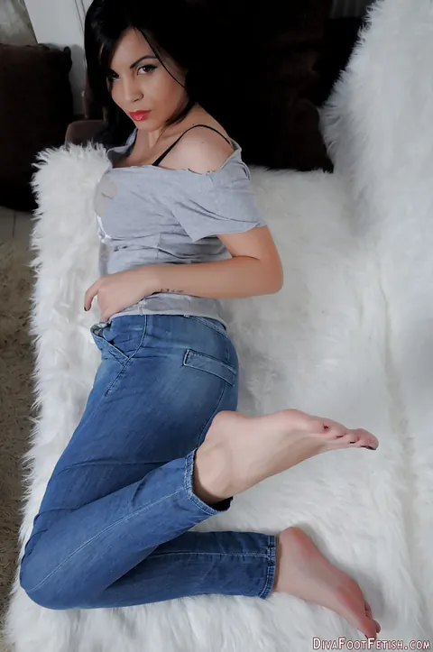 Brunette in Jeans Spreads Her Legs and Shows Her Feet – photo 16 of 16