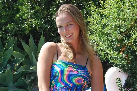 Thick Babe Strips Out of Her Bikini Poolside – photo 1 of 21