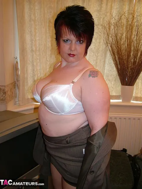 Double Dee: Busty British MILF Lifts Her Skirt in Stockings – photo 9 of 16