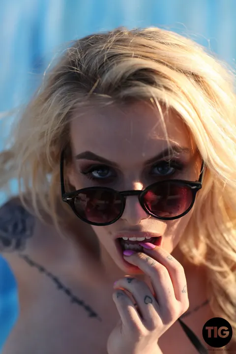 Saskia Valentine: Tattooed Blonde Shows Her Natural Tits in a Bodysuit by the Pool – photo 19 of 21