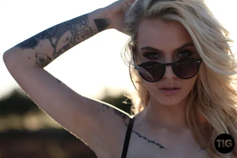 Saskia Valentine: Tattooed Blonde Shows Her Natural Tits in a Bodysuit by the Pool – photo 10 of 21