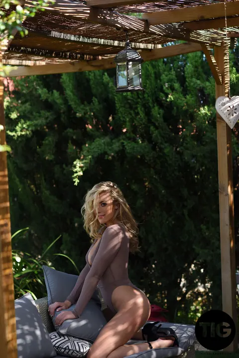 British Woman Poses Nude and Shows Her Body Outdoors – photo 7 of 21