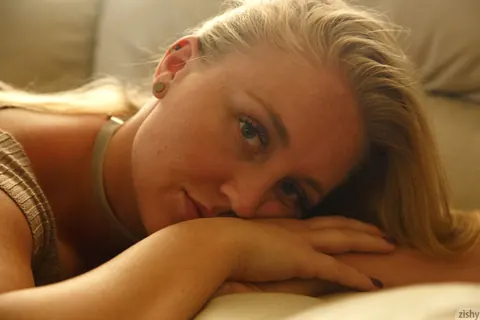 Harley Woodburn: Curvy MILF Flashes Her Panties on the Sofa – photo 11 of 12