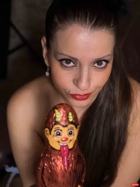 LARISSA GOLD: Brunette in Stockings and Heels Fingers and Toys Herself – photo 4 of 14
