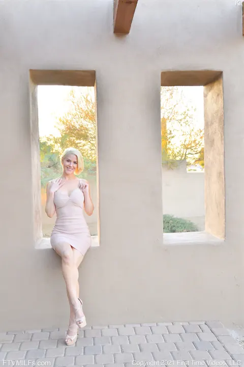 Kit Mercer: Thick Blonde MILF in Heels Masturbates and Spreads Outdoors – photo 9 of 20