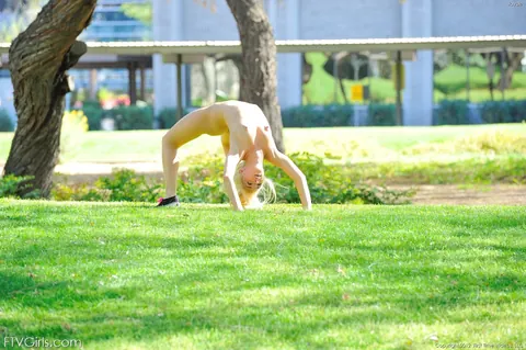 Petite Slim Woman Flashes and Spreads in Public – photo 19 of 21