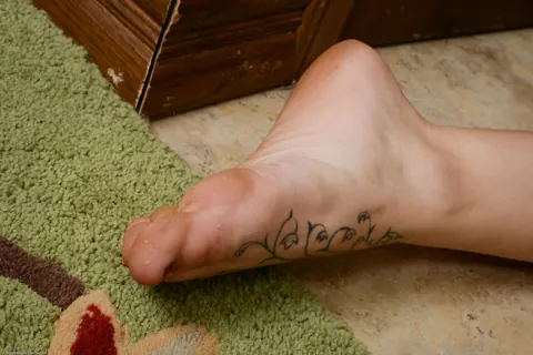 Alyssa Branch: Thick Tattooed Redhead Spreads Her Hairy Pussy and Shows Her Feet – photo 13 of 21