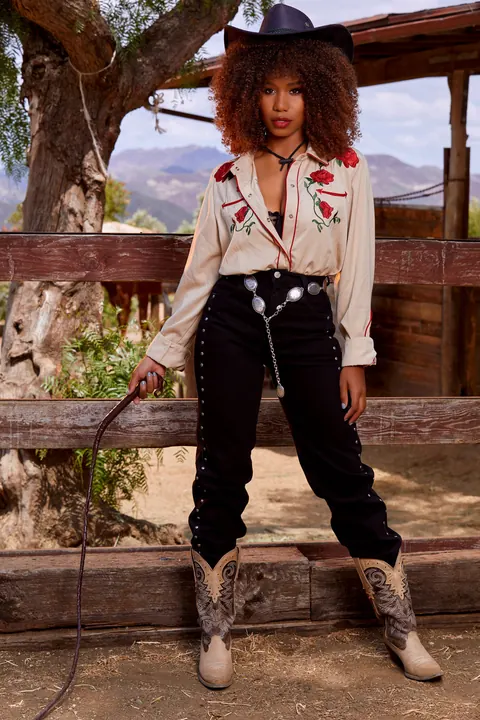 Jenna Foxx: Ebony Beauty Flaunts Her Big Natural Tits on a Farm – photo 1 of 21