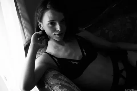 Spanish Woman Undresses and Poses Nude – photo 21 of 21