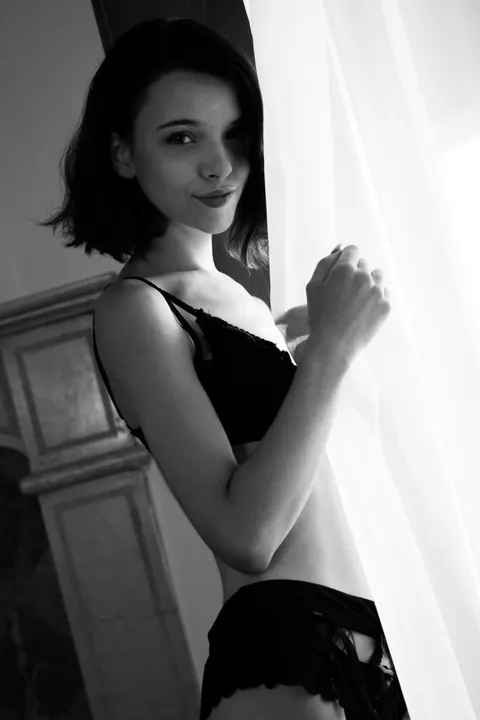 Spanish Woman Undresses and Poses Nude – photo 20 of 21