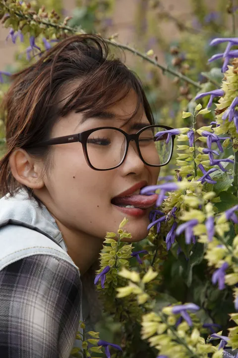 Saki Kishima: Japanese Brunette in Glasses Flashes Her Curves Outdoors – photo 5 of 11