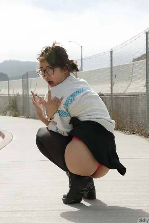 Saki Kishima: Japanese Brunette in Glasses Flashes Her Curves Outdoors – photo 3 of 11