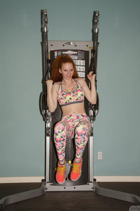 Wendy Patton: Curly Redhead Reveals Her Nipple in Yoga Pants at the Gym – photo 2 of 11