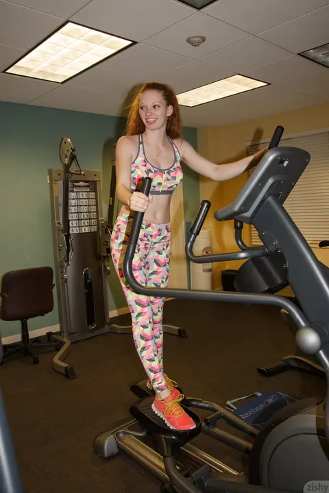 Wendy Patton: Curly Redhead Reveals Her Nipple in Yoga Pants at the Gym – photo 1 of 11
