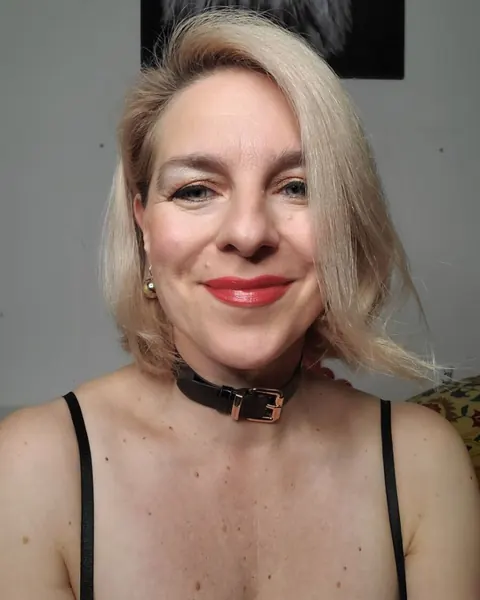 Blonde Amateur Shows Her Cleavage and Strips Nude – photo 15 of 18