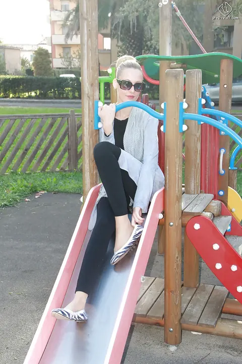 Slim Tall Blonde in Glasses Shows Off Her Long Legs Outdoors – photo 8 of 16