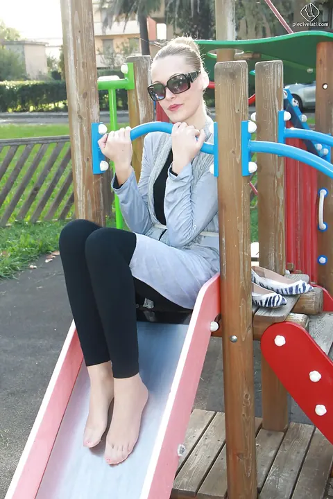 Slim Tall Blonde in Glasses Shows Off Her Long Legs Outdoors – photo 11 of 16