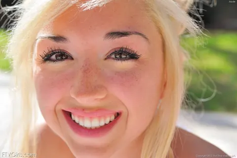 Blonde Strips Out of Her Bikini and Poses Nude by the Pool – photo 6 of 15