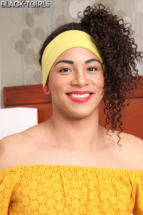 Ebony Trans Woman Spreads Her Legs Nude – photo 5 of 16
