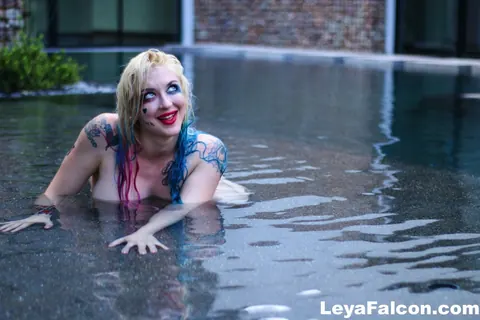 Leya Falcon: Thick Blonde MILF with Big Tits Poses Nude by the Pool – photo 10 of 12
