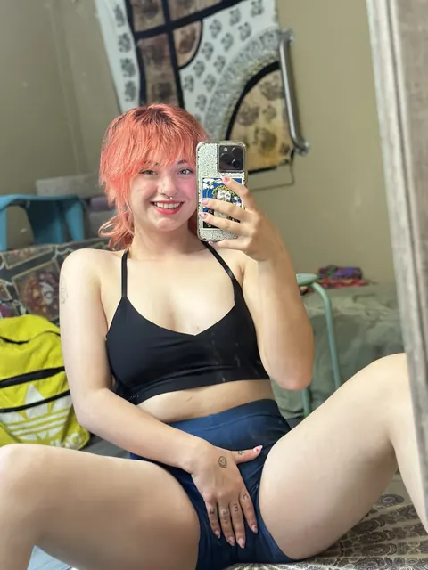 BBW Redhead Bends Over in Shorts for a Selfie – photo 4 of 16
