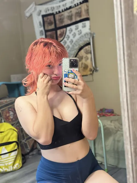 BBW Redhead Bends Over in Shorts for a Selfie – photo 3 of 16