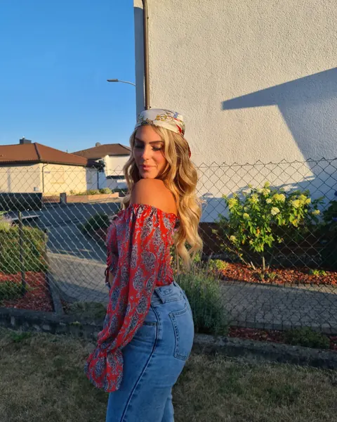 Two Women in Boots Flash Their Asses Outdoors – photo 9 of 15