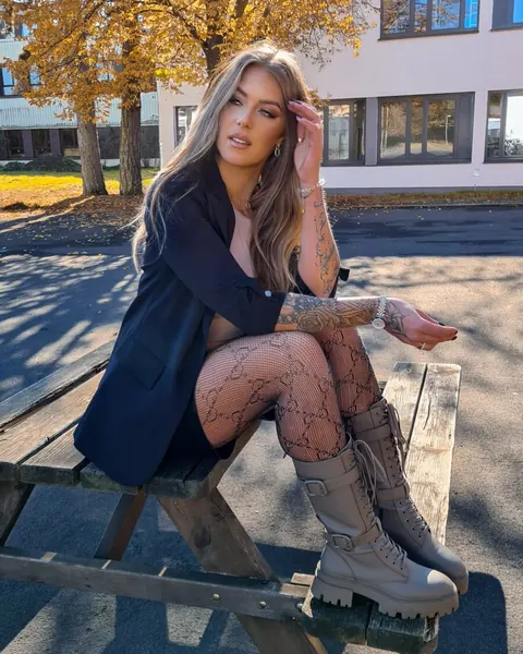 Two Women in Boots Flash Their Asses Outdoors – photo 3 of 15