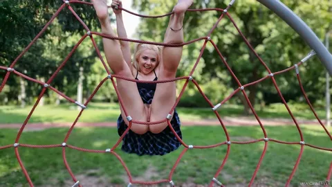 Lauren Phillips: Petite Tattooed Woman Flashes Outdoors Before Bedroom Threesome Anal – photo 10 of 20