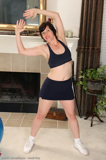 Thick MILF with Big Tits Spreads Her Legs in the Gym