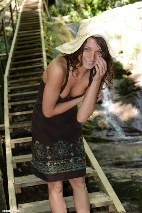 Woman Strips Nude and Poses on Her Hands and Knees – photo 10 of 21