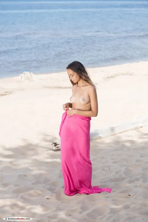 Slava: Skinny Brunette Spreads Her Pussy on a Sandy Beach – photo 3 of 21