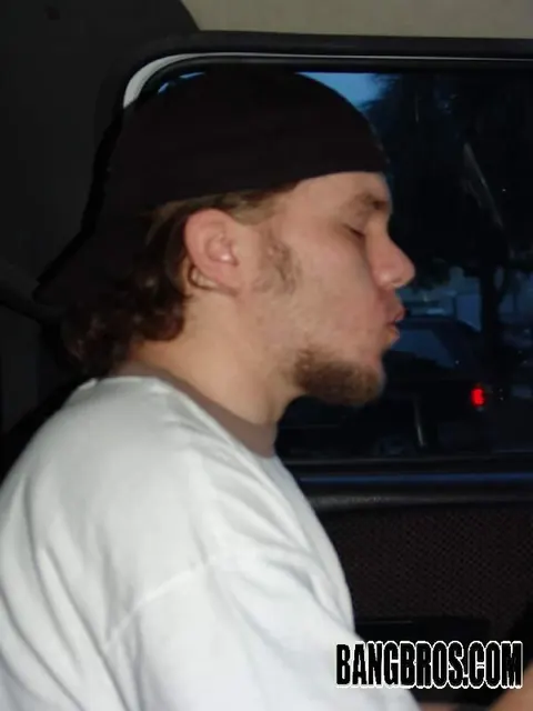 Slim Amateur Sucks and Rides a Stranger in a Van – photo 4 of 20
