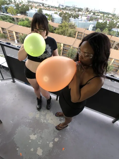 Kassey Starr: Busty Ebony MILF Poses in Glasses Outdoors – photo 16 of 17