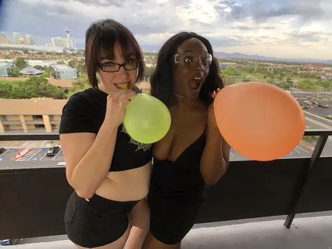 Kassey Starr: Busty Ebony MILF Poses in Glasses Outdoors – photo 13 of 17