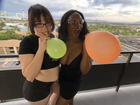 Kassey Starr: Busty Ebony MILF Poses in Glasses Outdoors – photo 14 of 17
