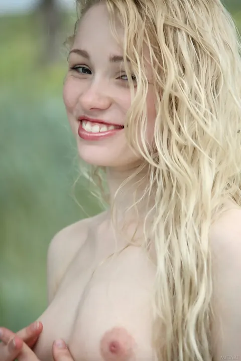 Holli Paige: Skinny Curly Blonde Spreads Her Pussy in the Forest – photo 12 of 21