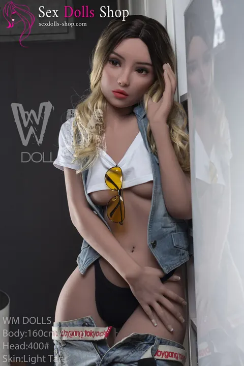 Curvy Woman Strips Nude and Flaunts Her Hips – photo 18 of 21