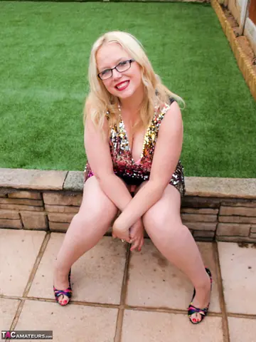 Sindy Bust – Blonde British MILF Poses Nude on the Garden Wall