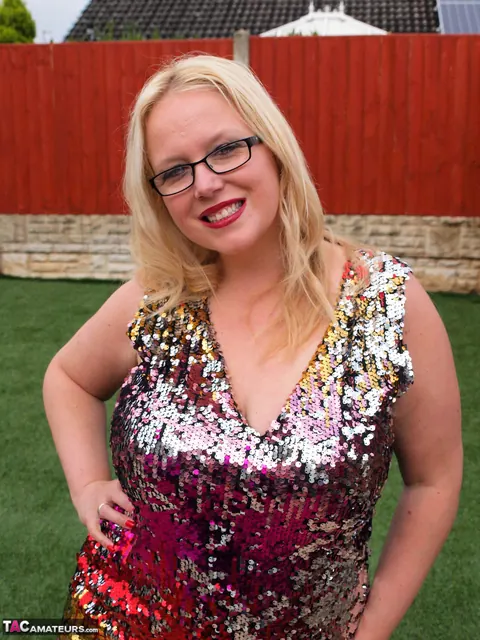 Sindy Bust: Blonde British MILF Poses Nude on the Garden Wall – photo 2 of 16