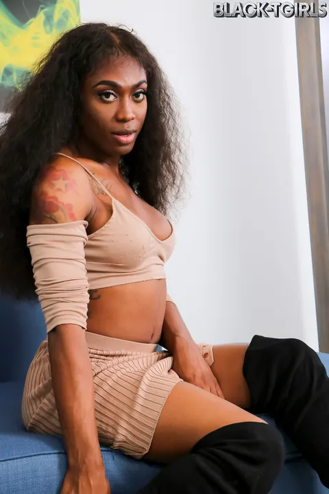 Ebony Trans Woman Poses Nude and Flaunts Her Silhouette – photo 3 of 16