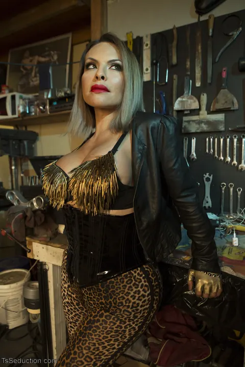 Mature Trans Woman Dominates Partner with Bondage and Kissing – photo 19 of 20