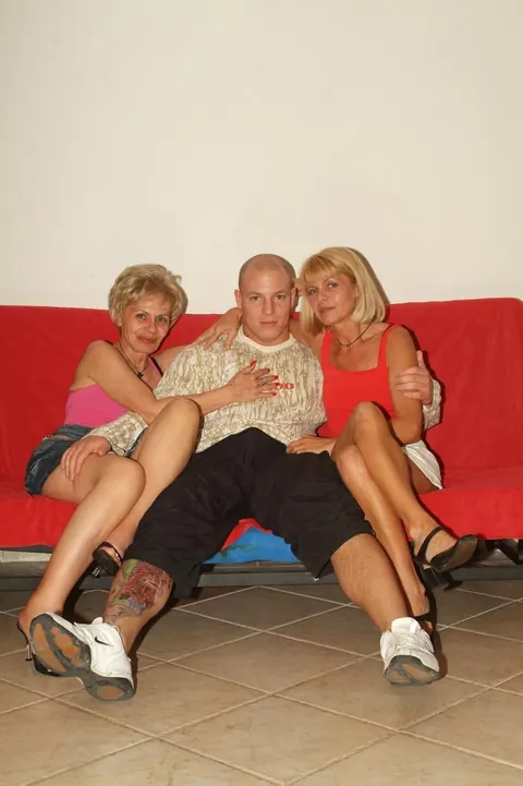Two Mature Blondes in Skirts Share a Guy in a Threesome – photo 7 of 21