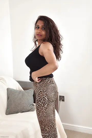 Kashmir – Thick Brunette MILF Peels Off Her Panties and Spreads Her Hairy Pussy