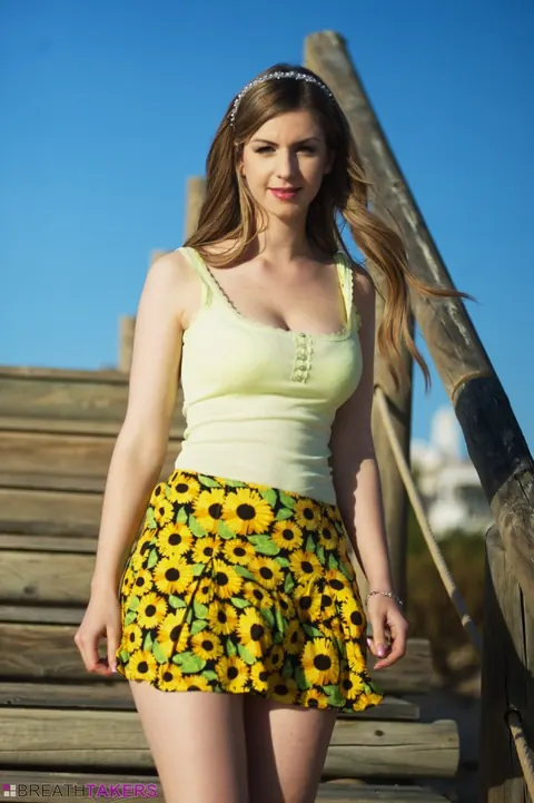Stella Cox: Thick British Brunette Flaunts Her Big Tits on Public Pier – photo 3 of 12