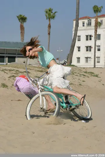 Slim Brunette in Glasses Gives a Blowjob and Titjob at the Beach