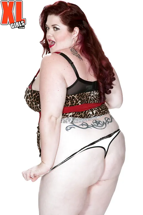 Trinety Guess: Redhead BBW Strips Spandex and Heels to Spread Nude – photo 3 of 16