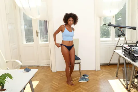 Luna Corazon: Ebony Brunette Spreads Her Pussy After Undressing – photo 4 of 20