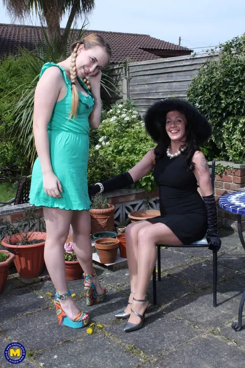 Anna Darling: Mature British Lesbians Lick Pussy and Play with Feet Outdoors – photo 2 of 21