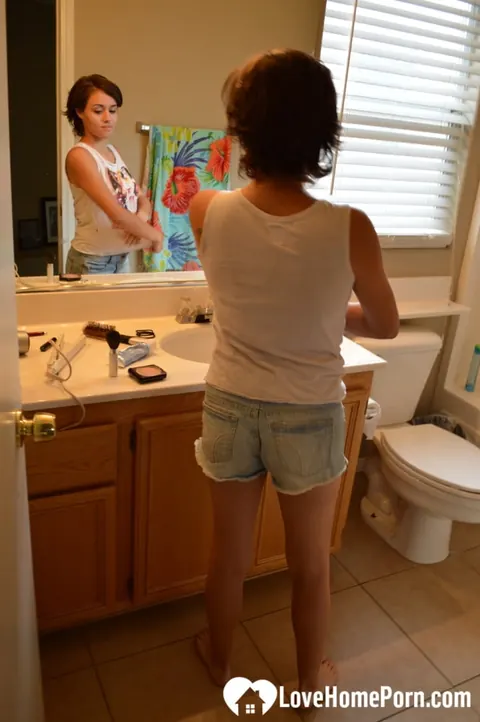 PAWG Amateur Undresses and Poses in the Bathroom – photo 2 of 21